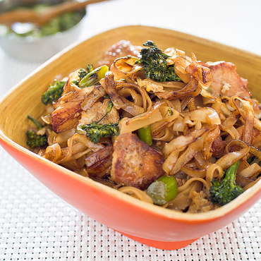 Wine underwriter cvr sfs thai style stir fried noodles chicken broccolini clr 17